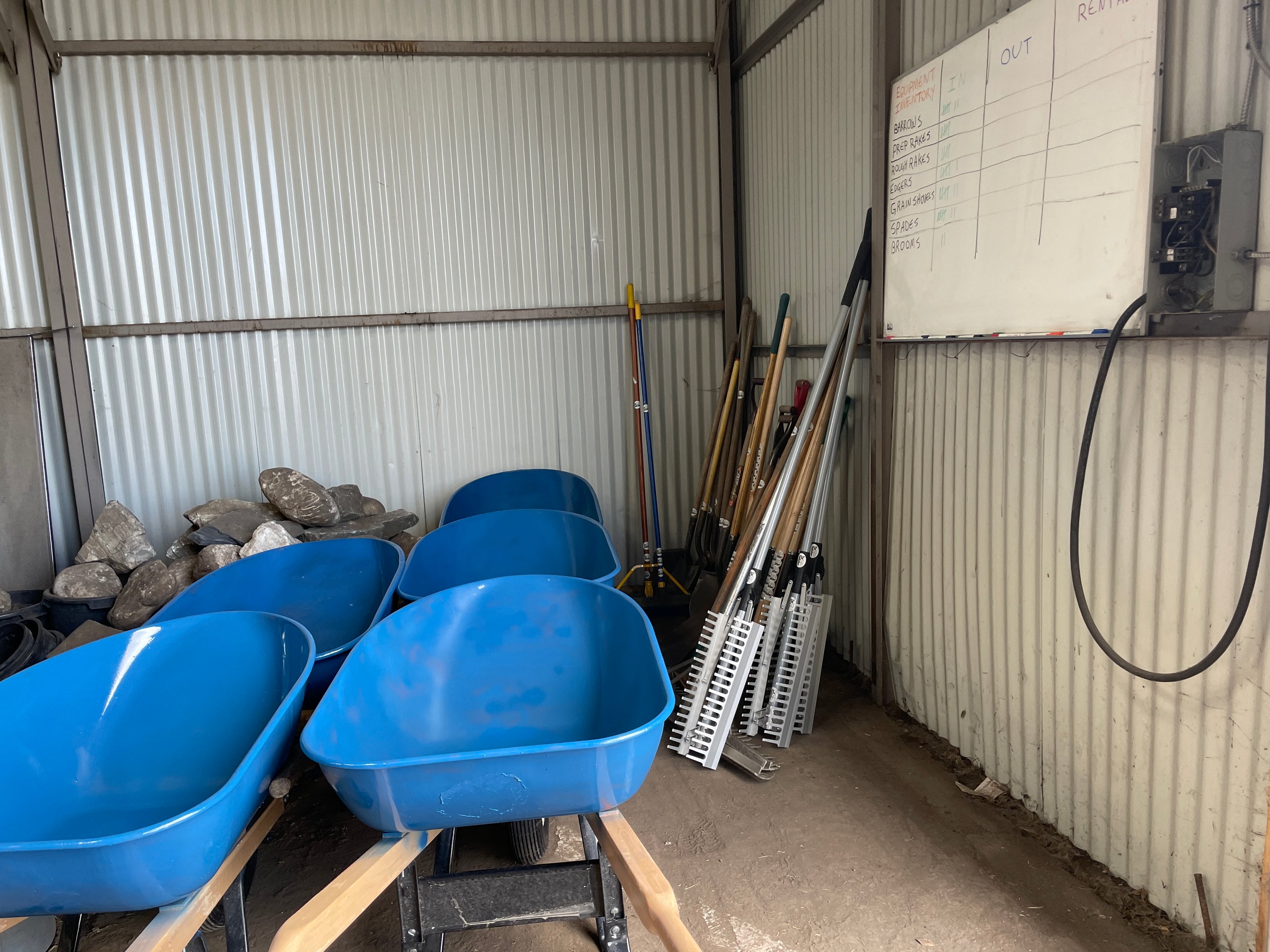 Commercial vs. Residential Wheelbarrows: Making the Right Choice for Your Landscaping Needs